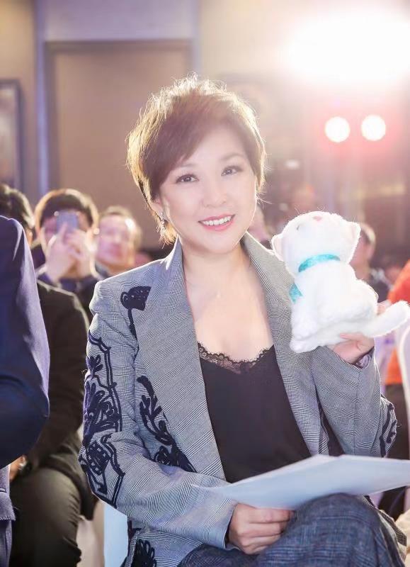 李静出席慈善暖冬会助力流浪动物救助