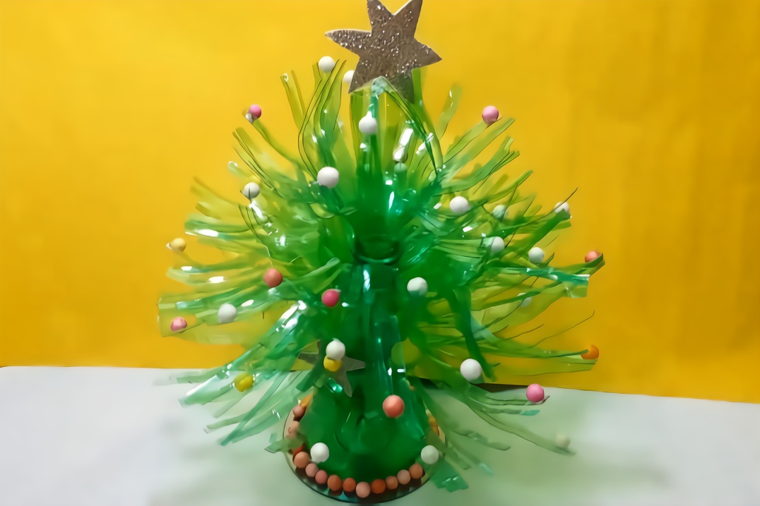 塑料瓶不要扔了教你动手做一棵漂亮的圣诞树手工教程