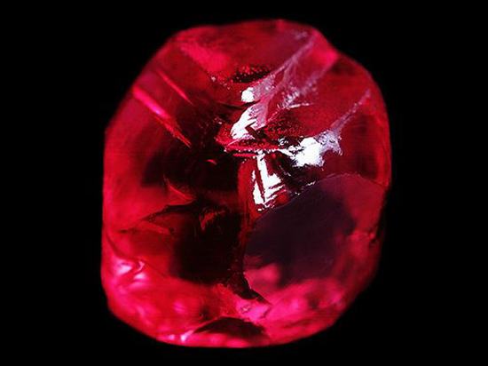 鸽血红宝石原石