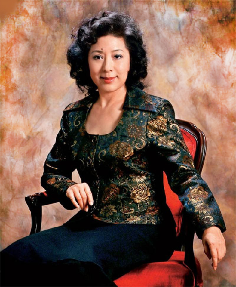 唱《蹉跎岁月》主题曲成名,多次登春晚,因家暴离婚,65岁优雅