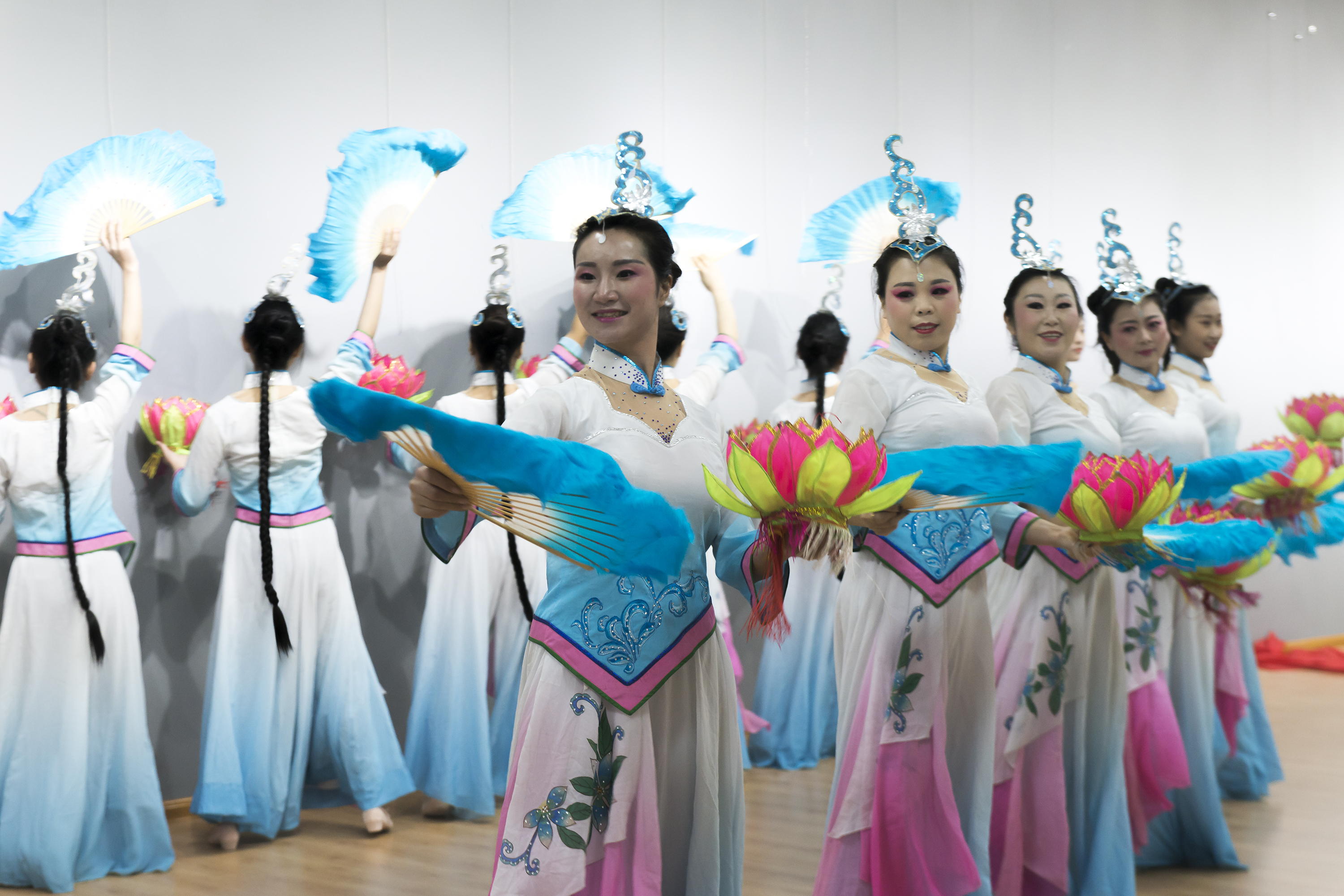 古代这地方为了祭祀,竟让男子穿女装跳舞