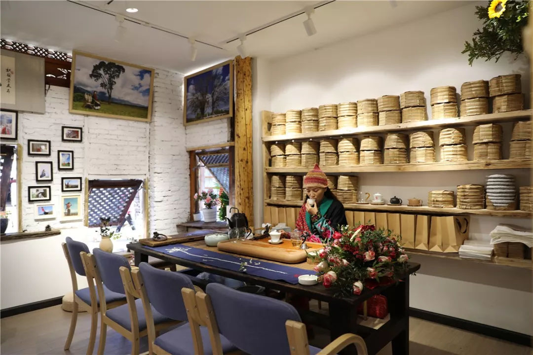 丽江首家普洱茶气动压茶体验馆暨飞鸟与鱼摄影旅行生活故事馆开业__凤