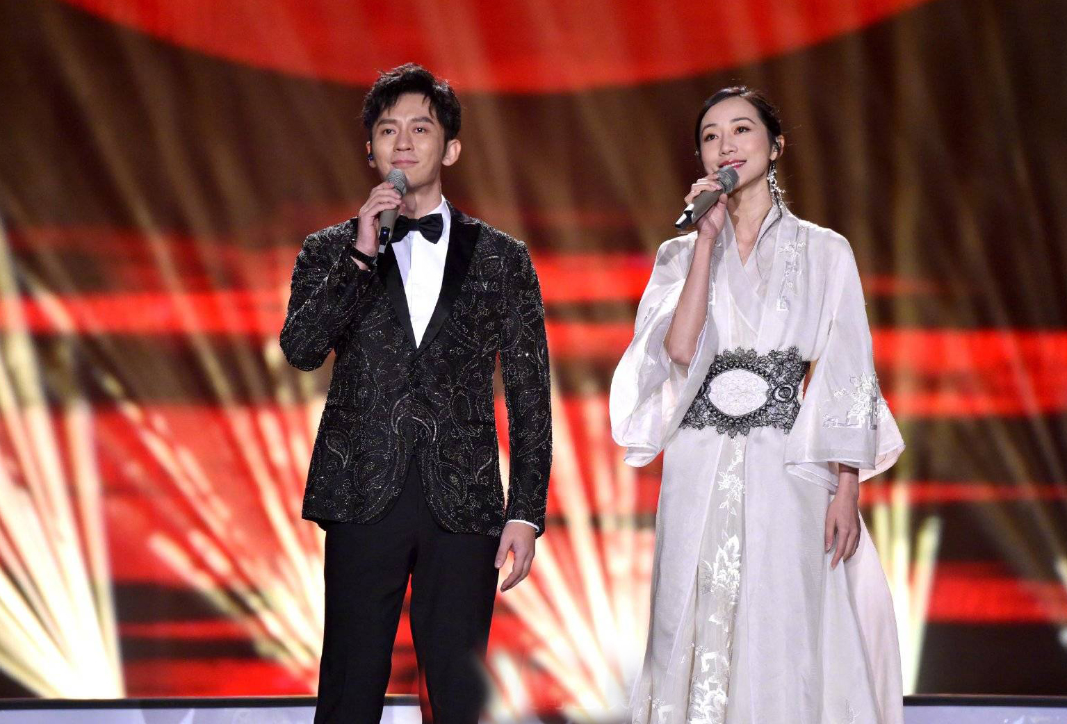 杨颖唱歌跑调,王晓晨韩雪演绎老歌,83版本郭靖黄日华引回忆杀