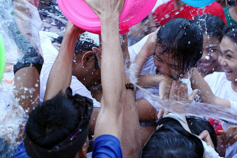 巴厘岛奇葩节日"接吻节",漂亮女孩随便亲!