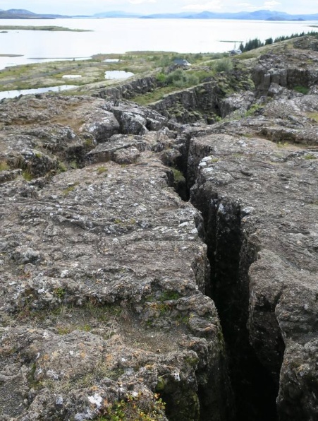 行走的泥浆间歇泉泥浆不断,正以每天20米的速度侵蚀人类生存空间