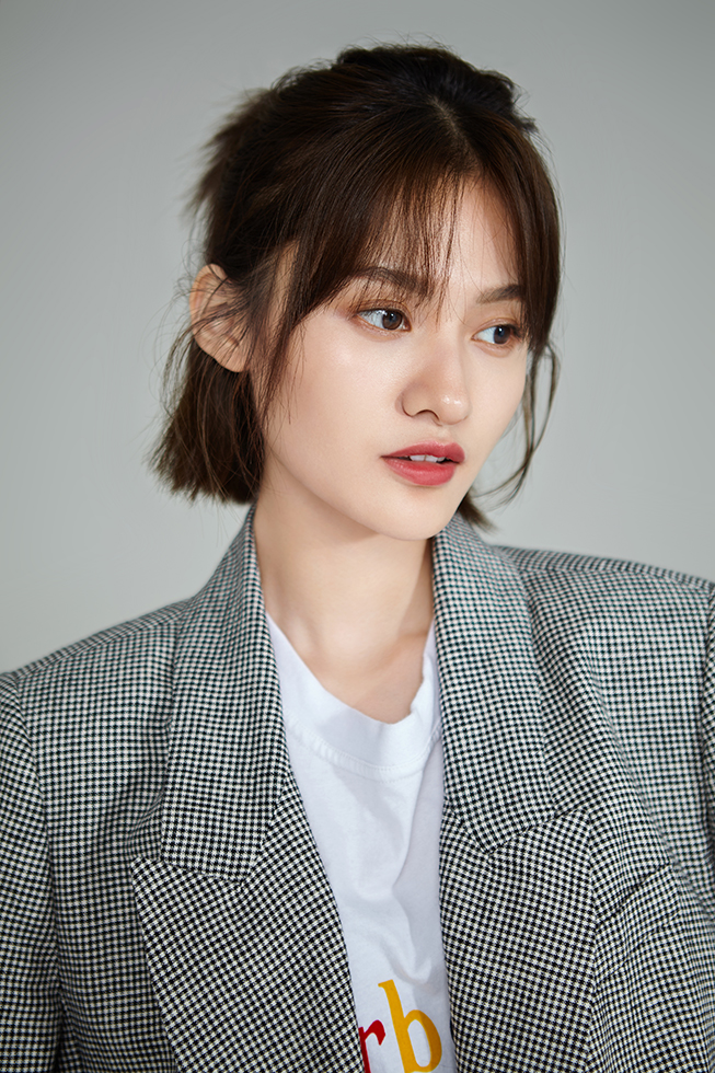 王美人曝光西装写真 复古质感look释放动人魅力