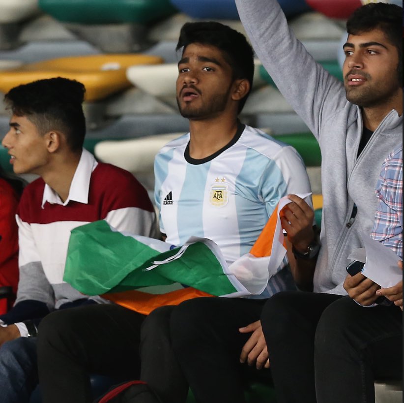预热美洲杯印度球迷身穿阿根廷球衣现身亚洲杯看台