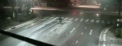 老司机与车祸的gif动态图:路边行走被车撞飞!