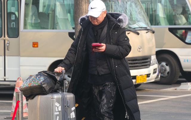52岁的郭冬临穿得比别人厚很多,戴着帽子,衣服里面还有几层,看来是