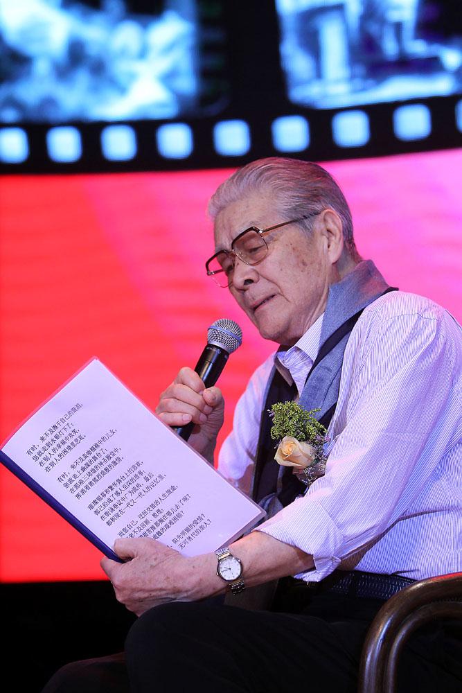 诗人白桦逝世几年前的个人诗歌朗诵会上他曾泣不成声