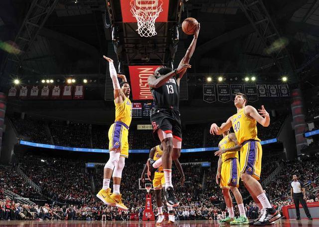 火湖大战球哥中途伤退湖人加时负火箭湖人的年轻中锋被像功碉堡一样