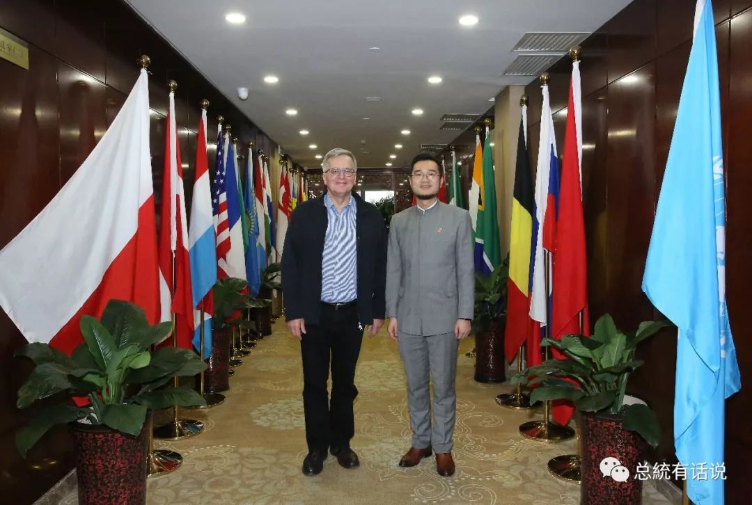 汪安迪导师和科莫罗夫斯基总统在总统商学院合影留念