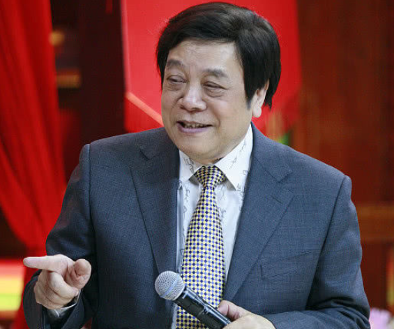 赵忠祥77岁生日照曝光非常的硬朗精神,头发茂密显年轻