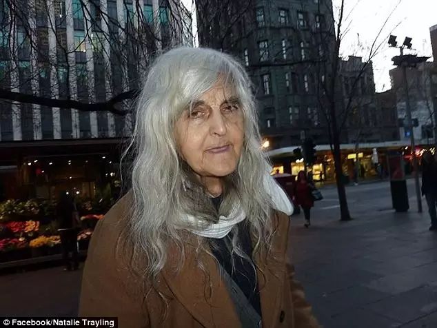 580万人被她感动84岁澳洲老奶奶流浪街头20多年她的