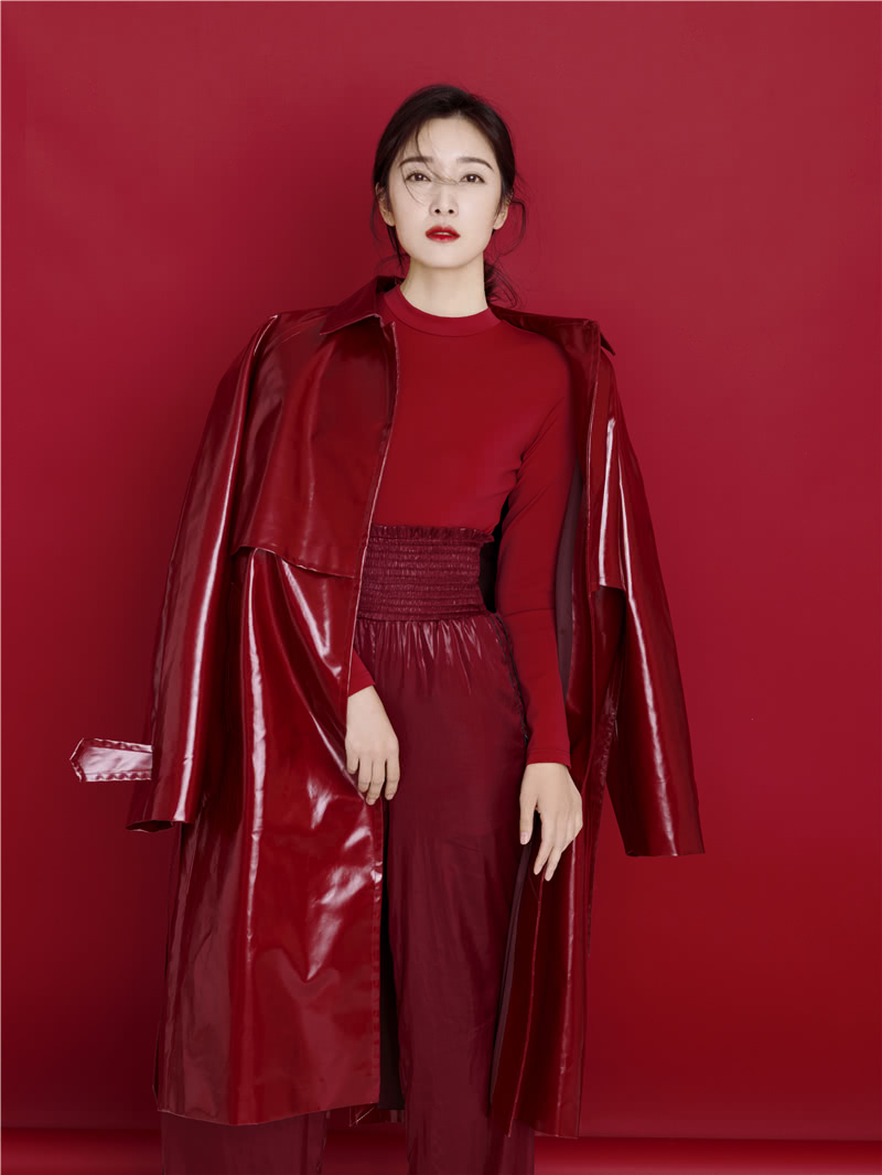 近日,演员王舒雯(曾用名王妍苏)曝光一组新春红色最新写真.