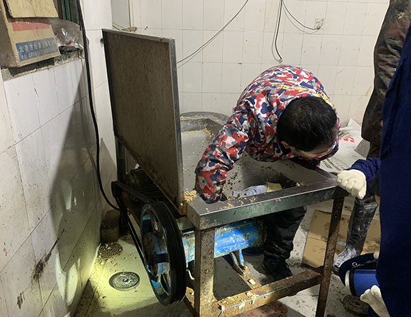 男子手卡进绞肉机五指被绞碎 医院消防合力取出