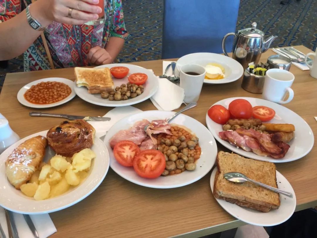 晚上就餐,我们会安排最具爱尔兰民俗特色的踢踏舞. 玩好更要吃好.