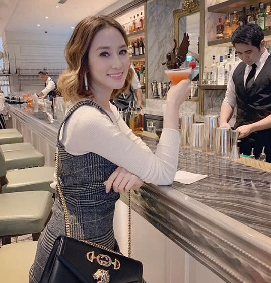 揭秘36岁徐子淇的豪门婚姻生活:8年生4胎,与老公如胶似漆