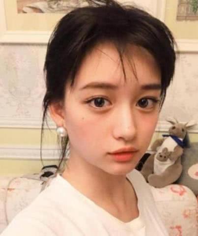 17岁"纯天然美少女"爆红,天生自带眼线,父母颜值力证没整容__凤凰网