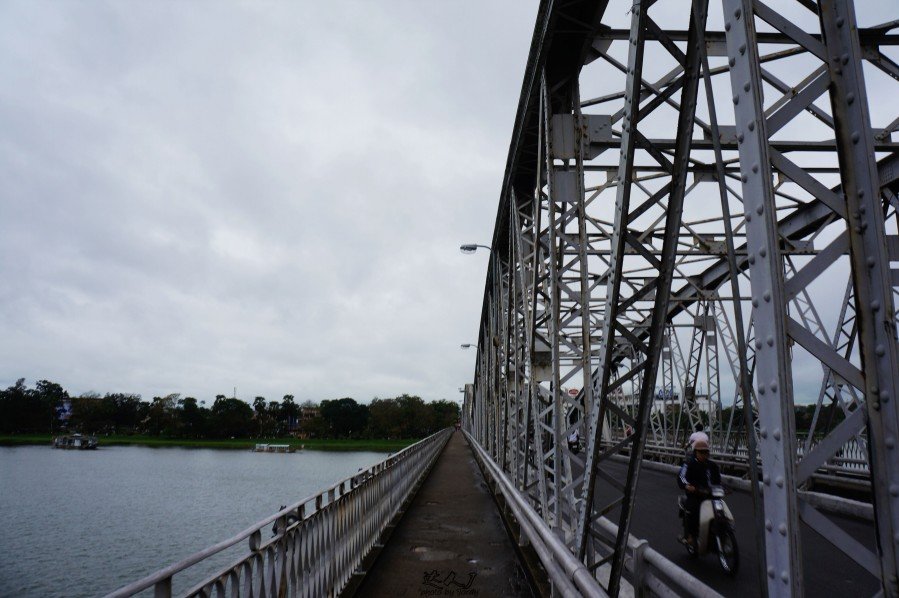 启定皇陵照例有2排文武官员列队,不过细心的我们发现,这里的雕像比