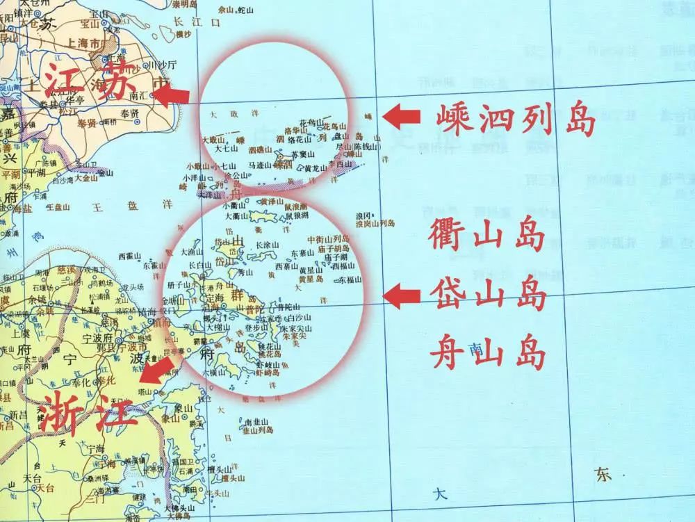 岱山島上,一個本地老阿姨在古鎮門口賣熱的本地豆腐乾什麼的.