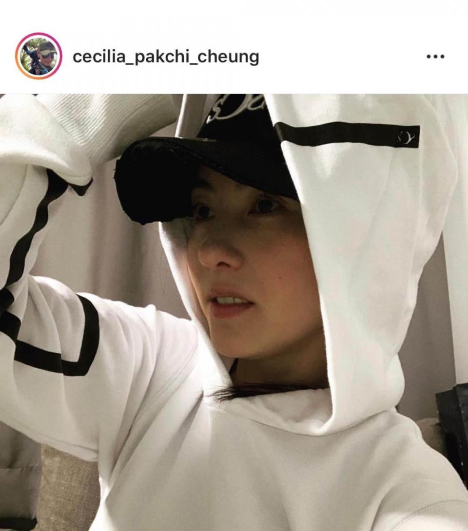 张柏芝疑与富商男友一同登山大秀素颜自拍满面桃花