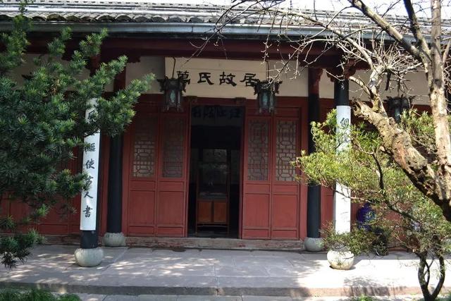 栩栩如生的蜡像模拟了那时甬上证人书院黄宗羲讲学的情景.