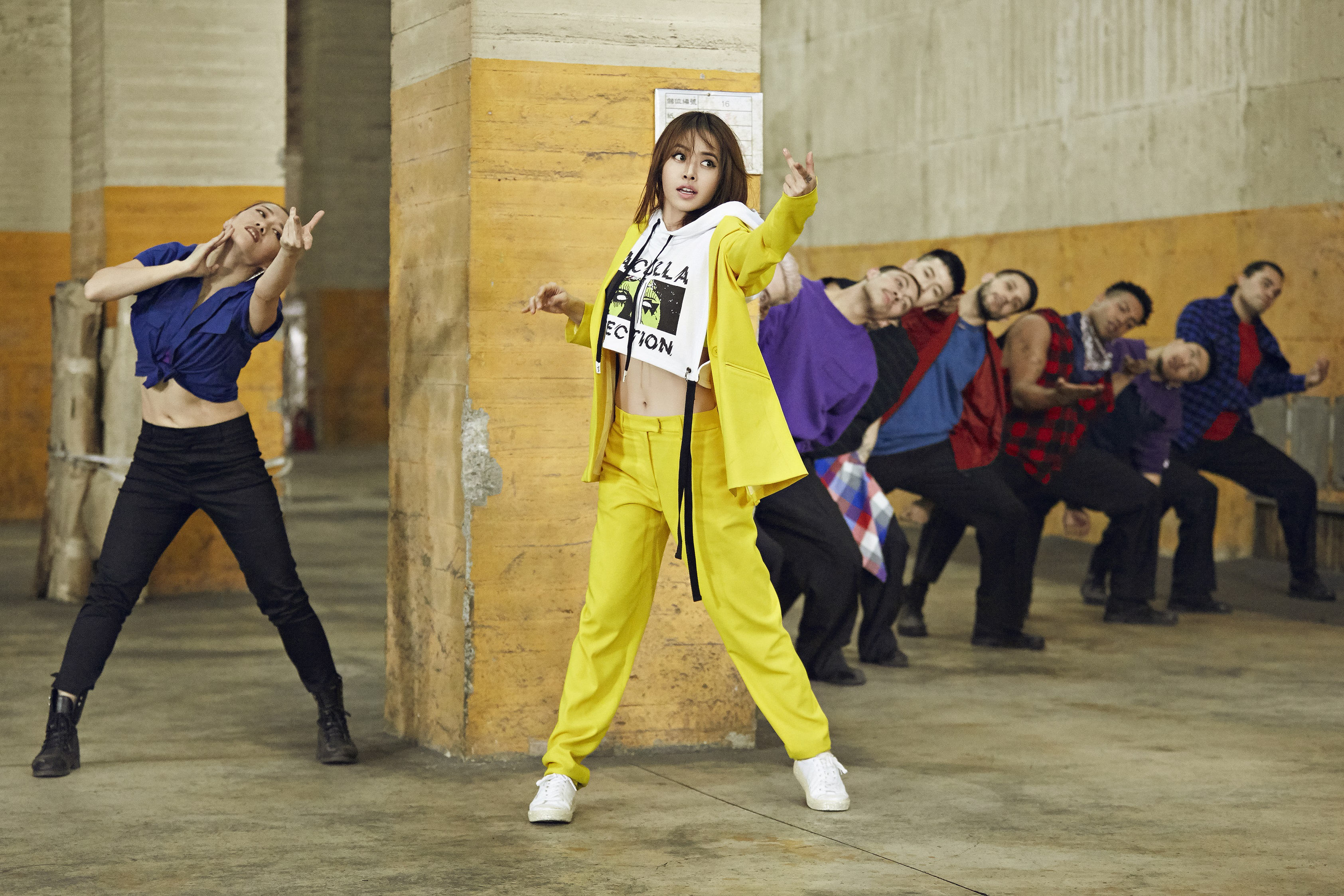 分别穿上西装与便服去舞动身体,以这两种造型象征"束缚"及"做自己",并