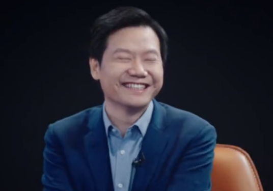 当雷军问王源想要什么颜色的手机,我们这里都有时,王源笑称想要一