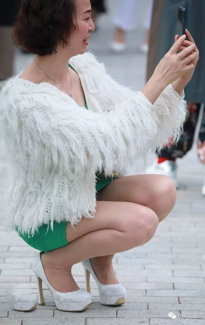 阿姨打扮的比年轻姑娘还潮,这是着急要叫哪位叔叔