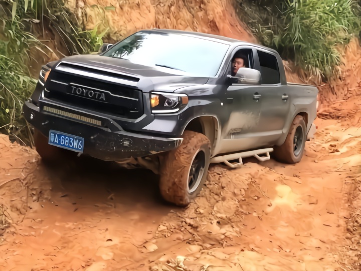 小伙驾驶道奇公羊皮卡车玩儿烧胎,10秒钟后霸气开始