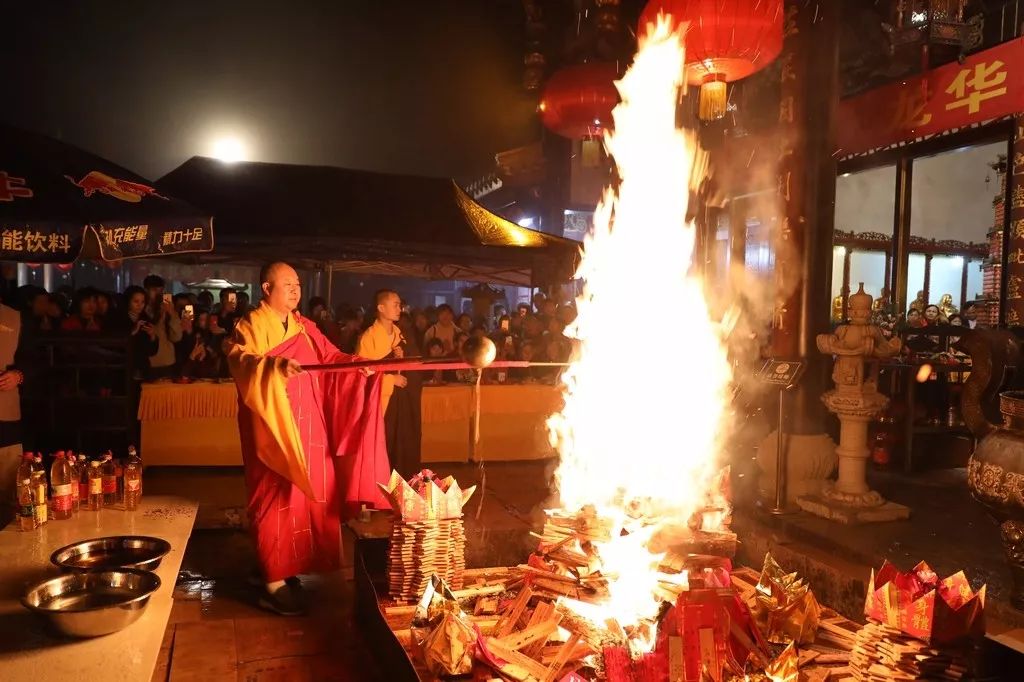 烈火中的供养布施广西龙华古寺增益纳财火供大法会