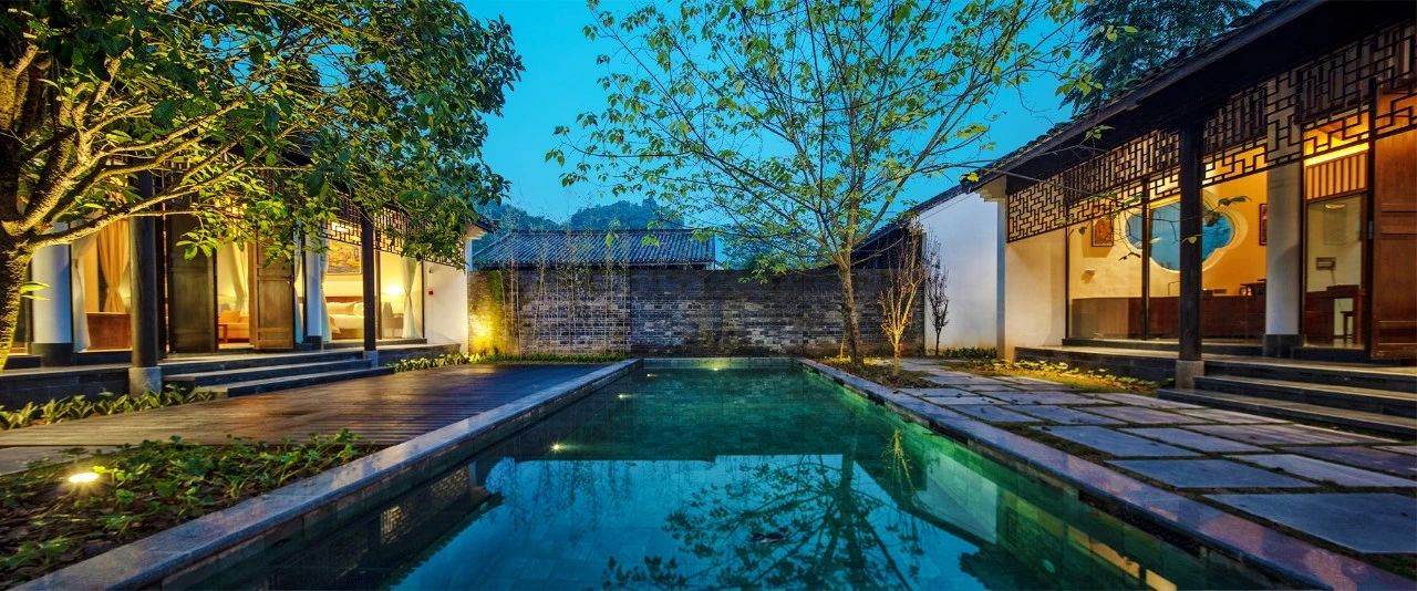 每一栋别墅院落中间都带有一方碧波泳池,无论春夏秋冬,都可随时畅游