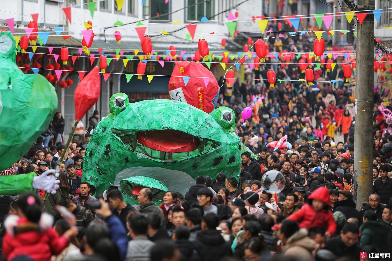 好壮观！南充上演古老神秘的蛴蟆节，数万人欢聚点灯送瘟神__凤凰网