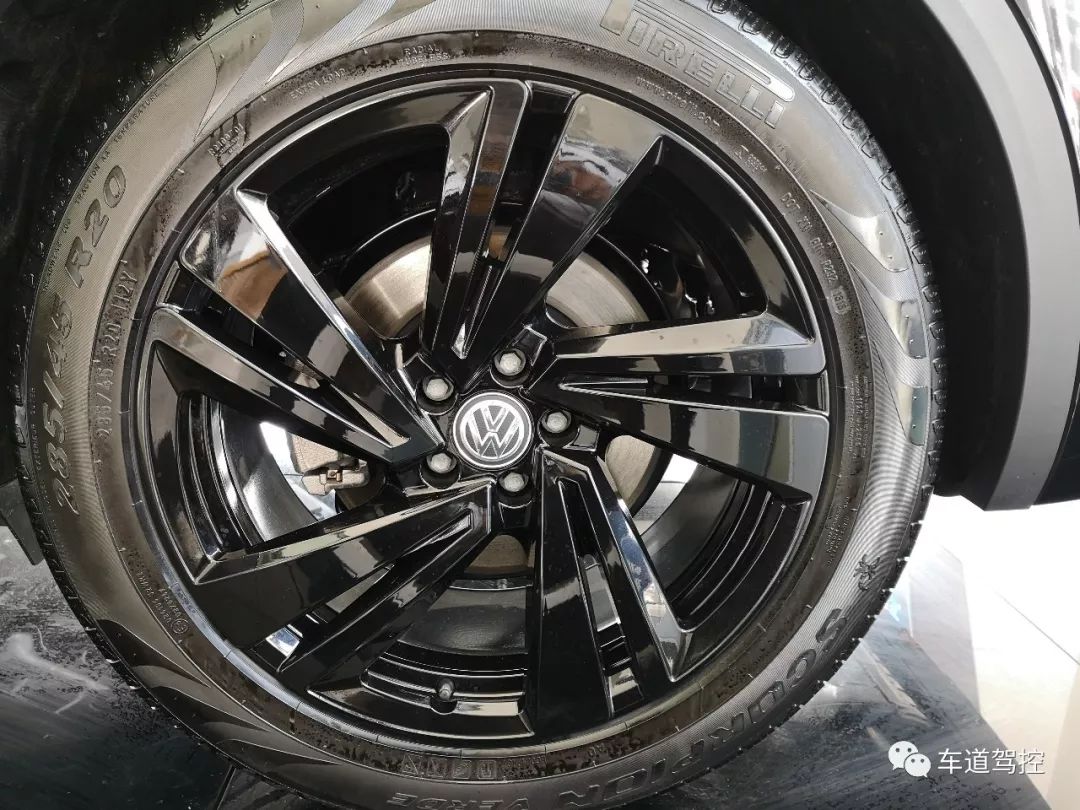 从外观上来区分不同排量的途锐,最简单的就是看轮毂,3.0t的非常闪亮.