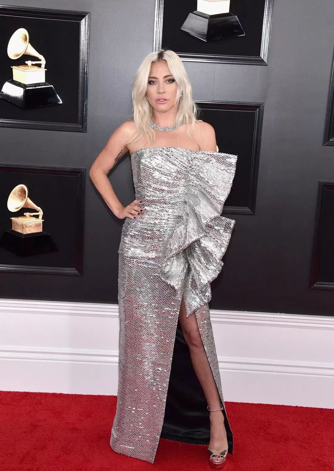 ladygaga卸下浓妆,素颜出镜的她好美!