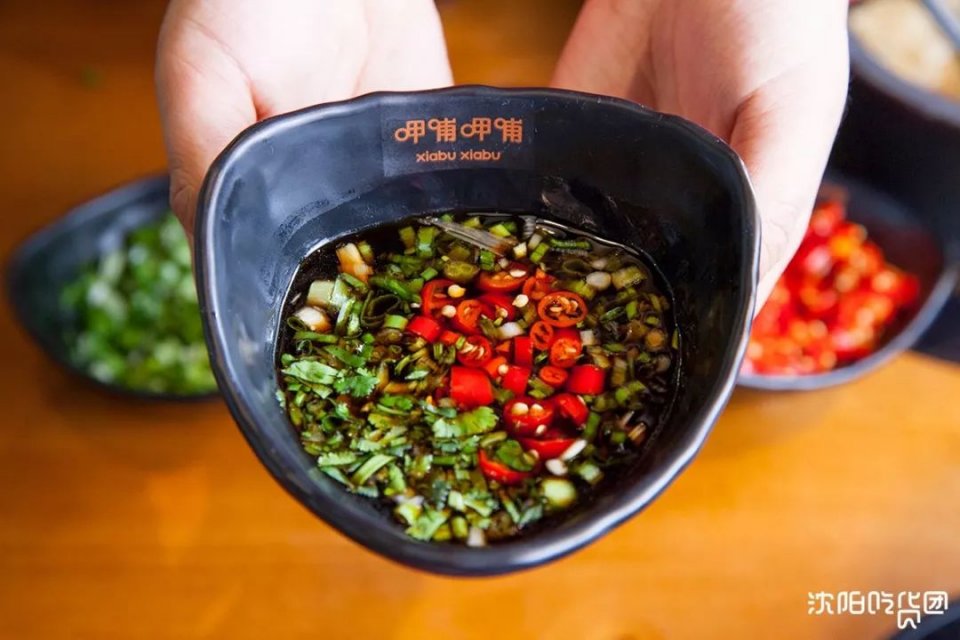 盛一碗海鲜汁,里面加入葱花香菜泰椒圈,鲜,辣,咸,甜集结,挑起你的味觉