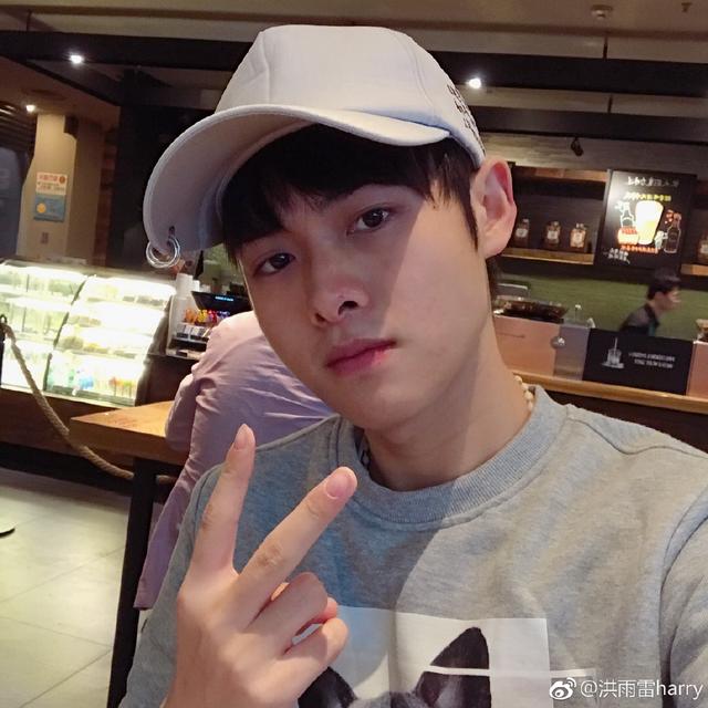 男明星素颜照大盘点李易峰陈伟霆肖战洪雨雷谁是颜值担当