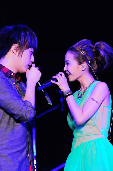 蔡依林和五月天阿信要公开恋情?种种迹象表明怕是要包不住了__凤凰网