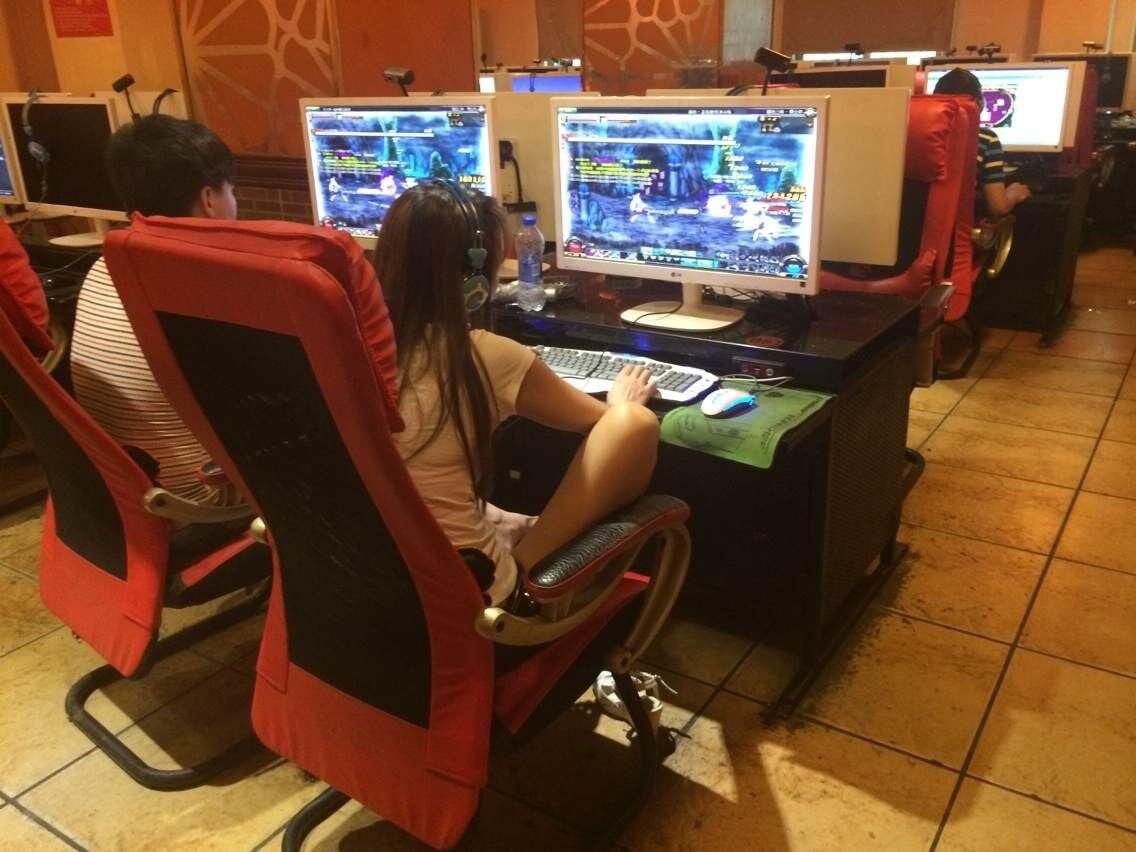 女友与游戏不可兼得大学生玩家开发虐狗新姿势抱女友打游戏