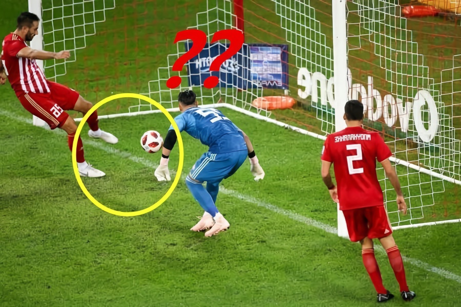 令队友全部懵圈的爆笑乌龙球,守门员迷茫的小眼神让我忍不住笑了