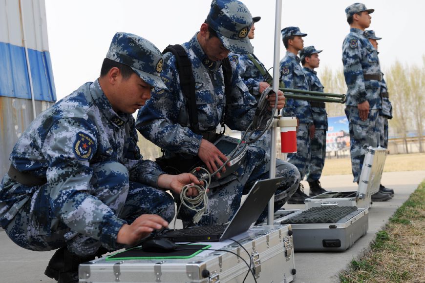 向实战聚焦!空军某训练基地在实战环境中开展教学活动