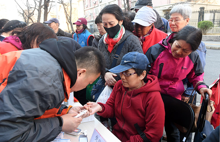 新京报讯 3月22日,西城区月坛街道华方养老照料中心走进社区,为老年