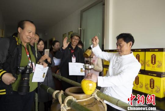 四川江油：数万人争吃酱油拌饭