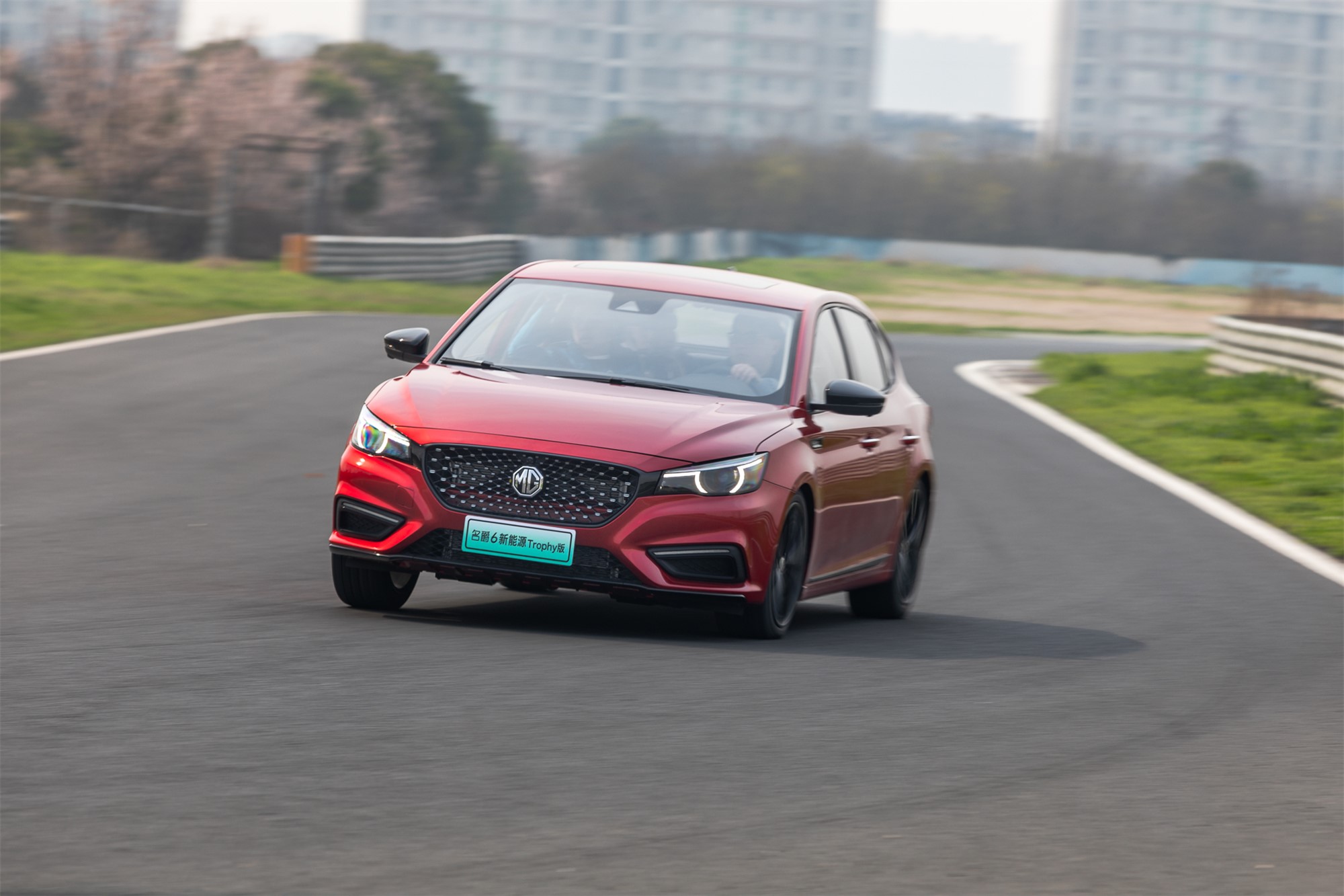 此外,名爵6新能源trophy版还搭载了xds弯道动态控制系统,这套系统与
