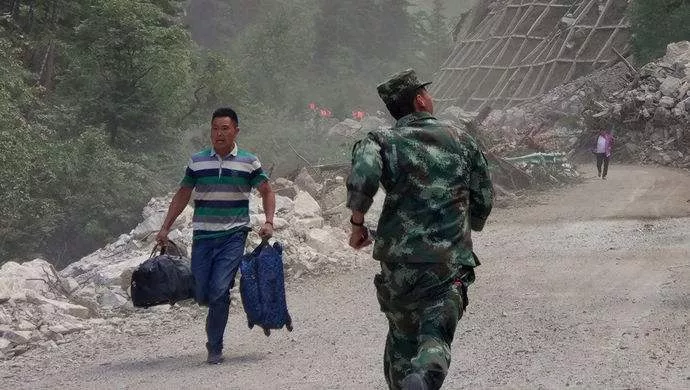 军人坚强的背后也是一面柔软,铁血下也流着一股柔情.