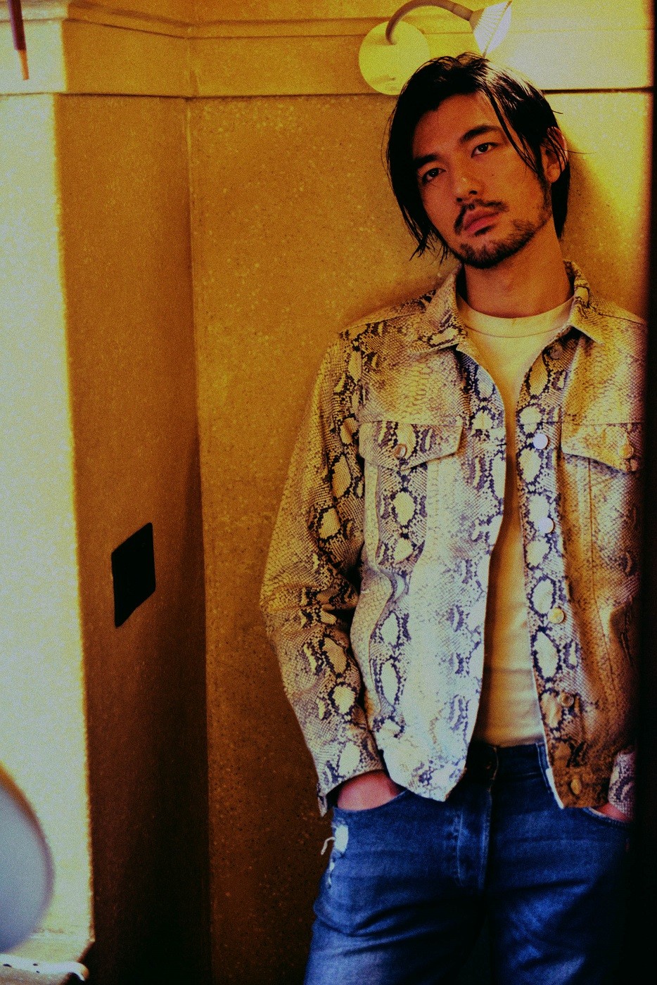 新生代演员倪寒尽颜值爆表 硬核帅照媲美电影__凤凰网