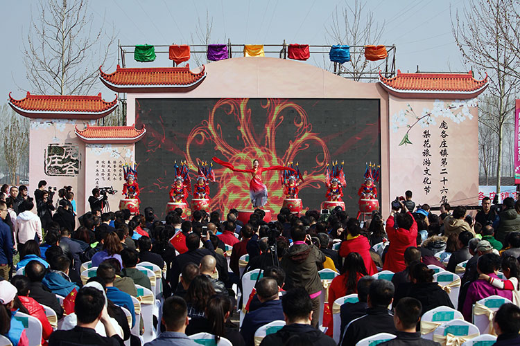 新京报讯 4月4日,第26届大兴梨花旅游文化节在庞各庄镇缤纷四季风情