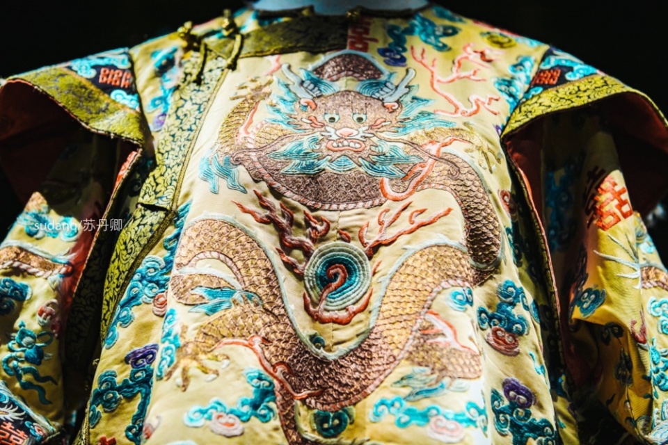 清宫皇后的朝袍实在精美秒杀一切大牌服饰彰显母仪天下