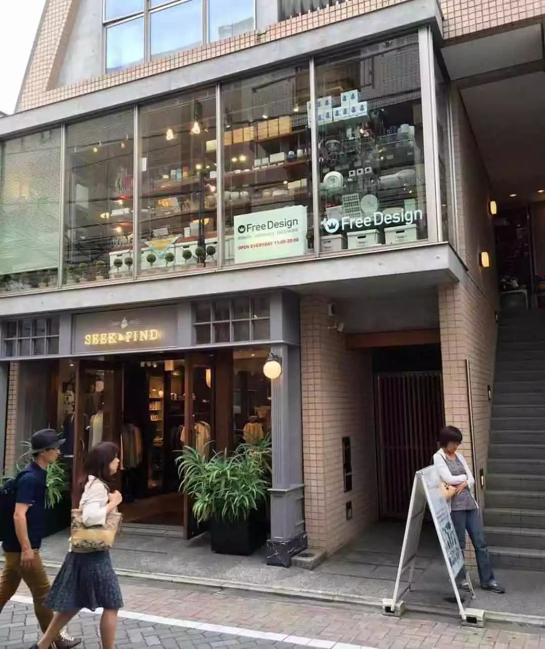 远离商场,为何这间杂货店依然人流涌动?